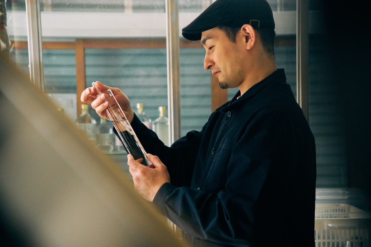 蒸留担当　新納さん（写真提供：エシカル・スピリッツ）